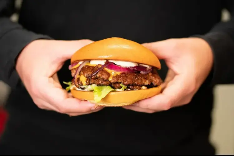 Burgerne er av kvernet kjøtt fra kvalitetsmerket "Jæren Smak" hos Prima Jæren. 