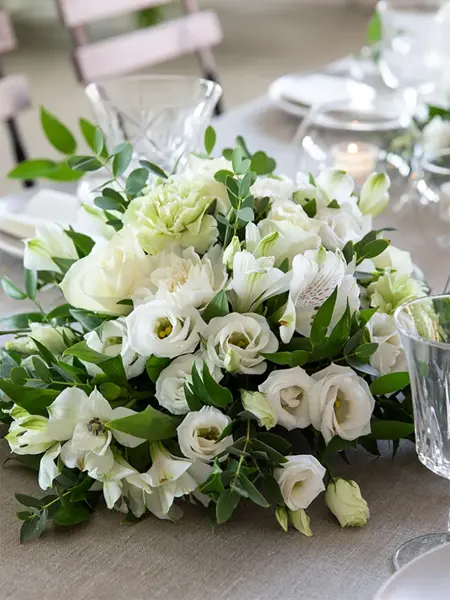 Hvite blomster i borddekorasjon
