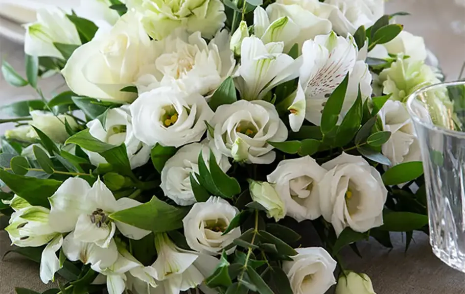 Hvite blomster i borddekorasjon