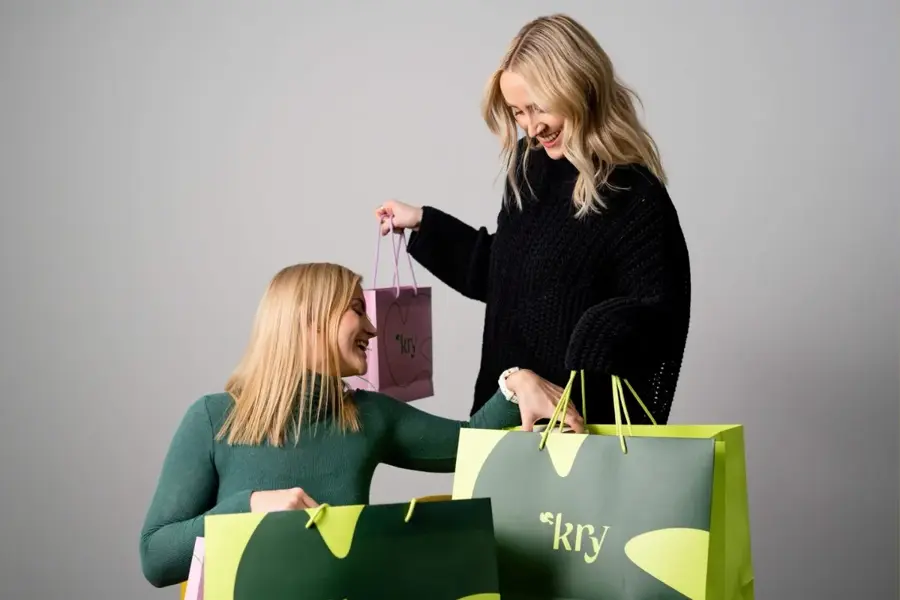 Damer med KRY handleposer