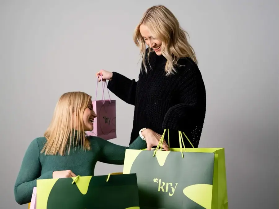 Damer med KRY handleposer