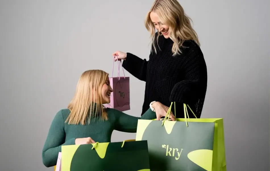 Damer med KRY handleposer