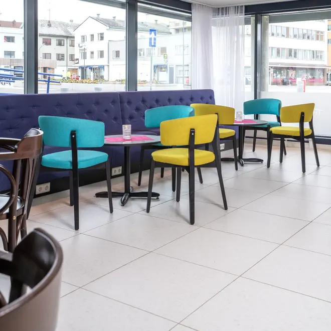 Lobby med fargerike stoler på Thon Hotel Hammerfest