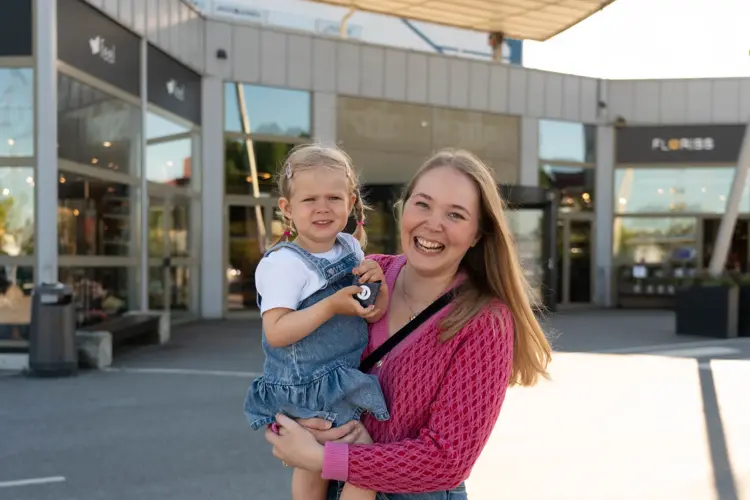 Cathrien (32) tar gjerne med seg familien på senteret minst en gang i uka. På Østfoldhallene får hun gjennomført alle hverdagens innkjøp. 