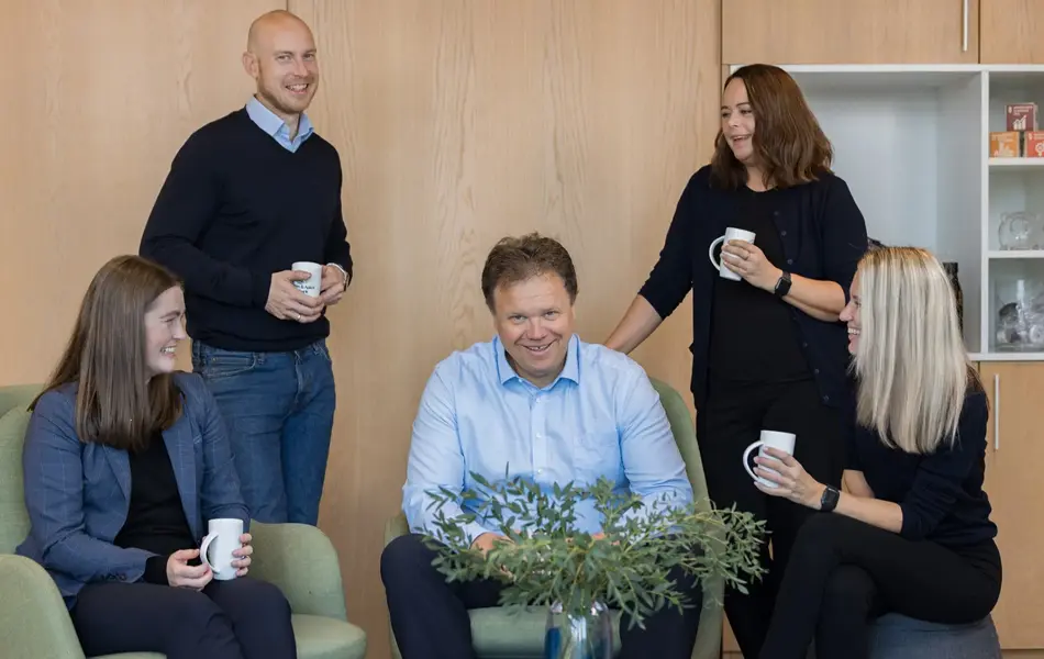 Bank rådgiver med to kunder