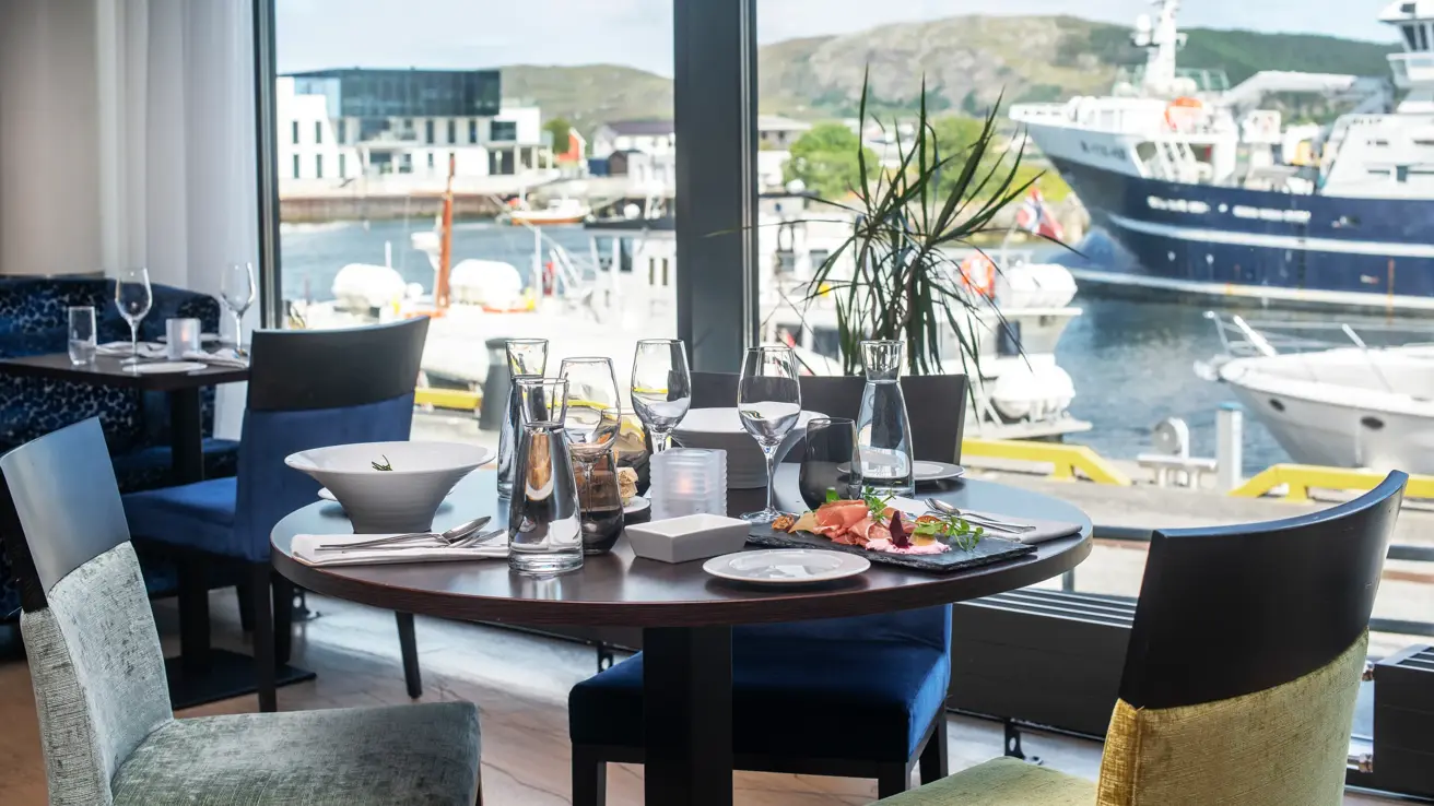 Thon Hotel Fosnavåg Restaurant Sjøkanten, bord ved et vindu