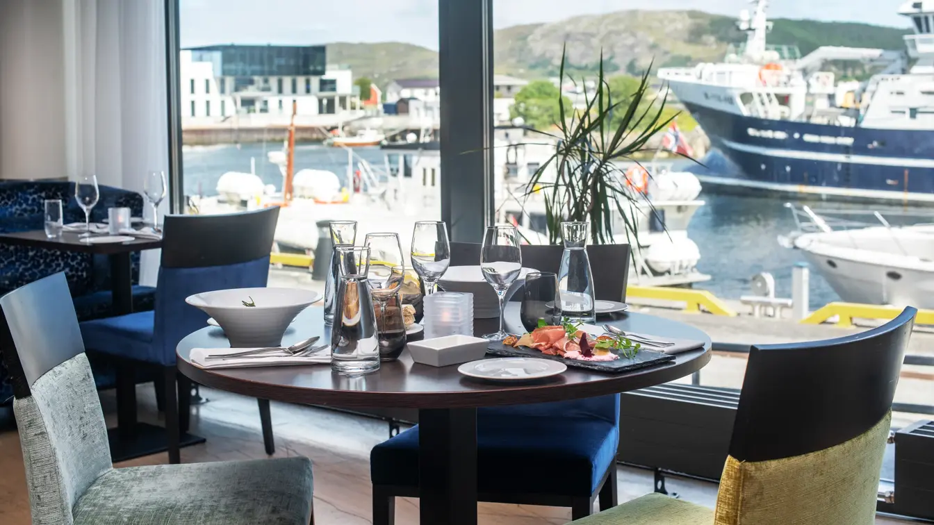 Thon Hotel Fosnavåg Restaurant Sjøkanten, bord ved et vindu