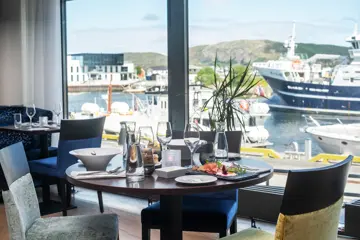 Thon Hotel Fosnavåg Restaurant Sjøkanten, bord ved et vindu