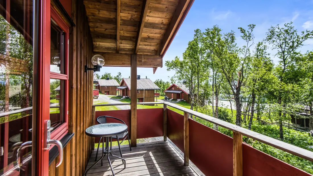 Leilighet med veranda og utsikt mot grønn natur på Thon Hotel Skeikampen