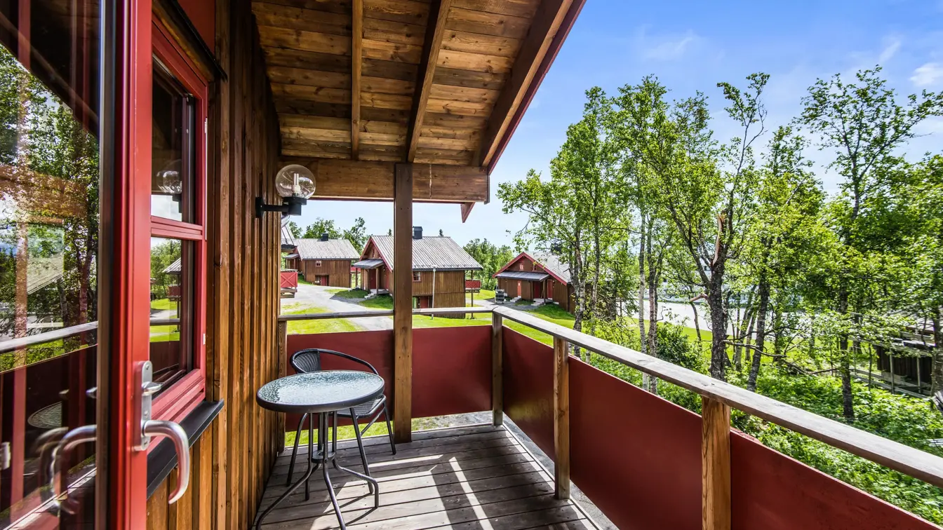 Leilighet med veranda og utsikt mot grønn natur på Thon Hotel Skeikampen