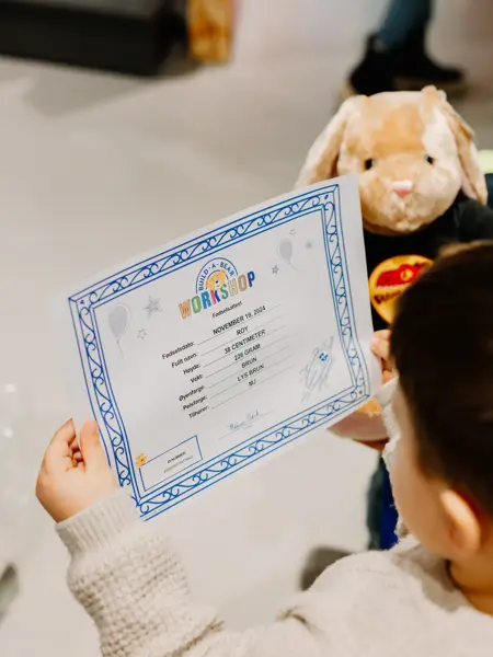 barn holder ark i lekebutikk