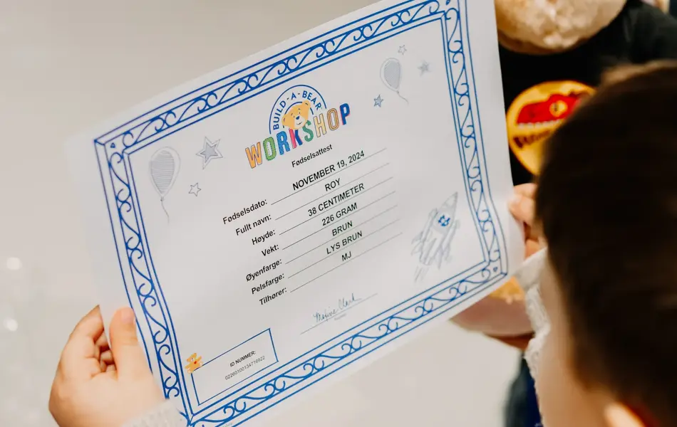 barn holder ark i lekebutikk