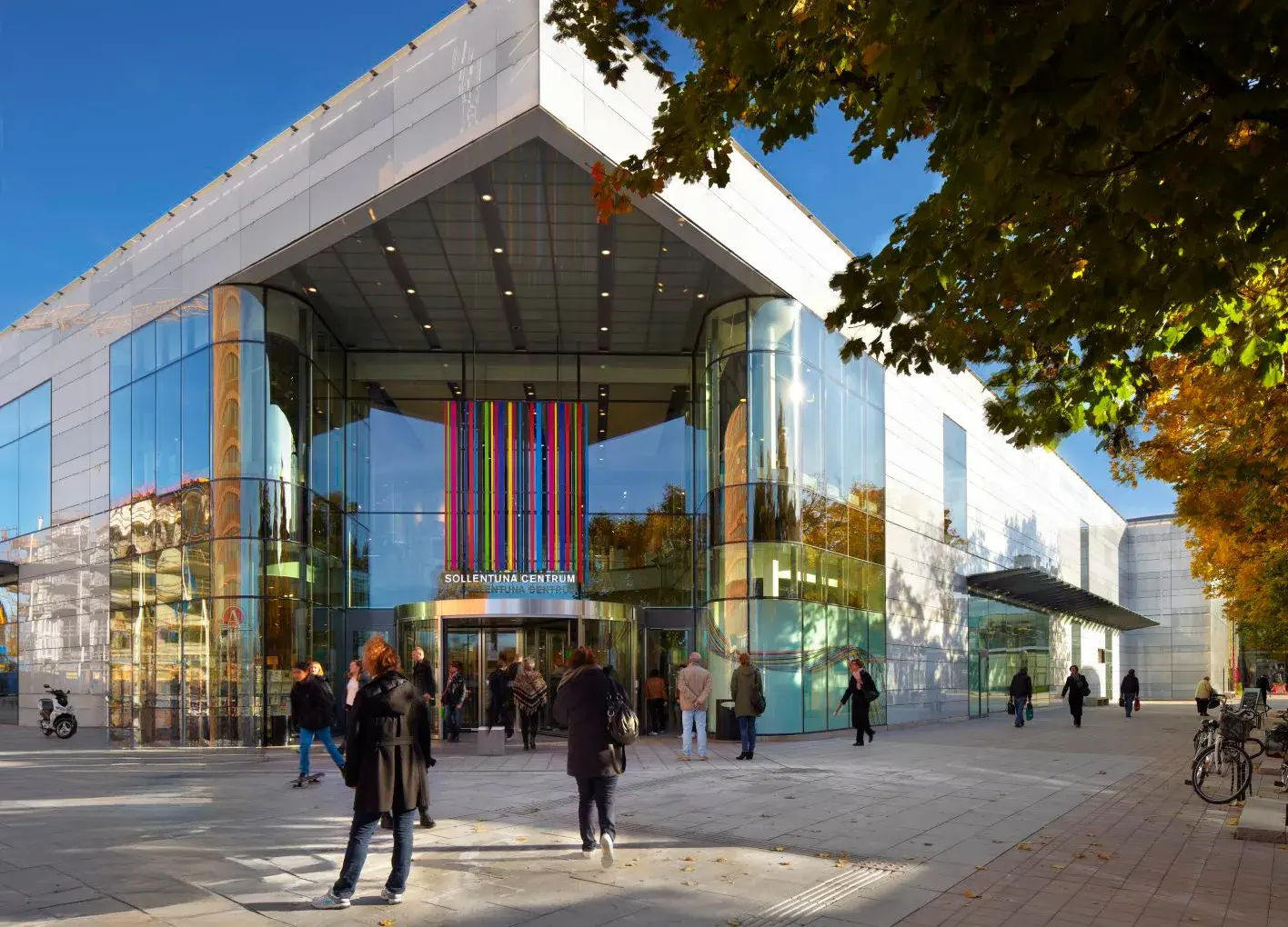 Bildet viser fasaden av kjøpesenteret Sollentuna Centrum rett utenfor Stockholm.