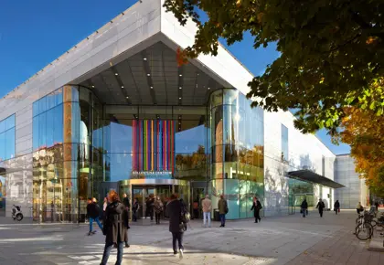 Bildet viser fasaden av kjøpesenteret Sollentuna Centrum rett utenfor Stockholm.