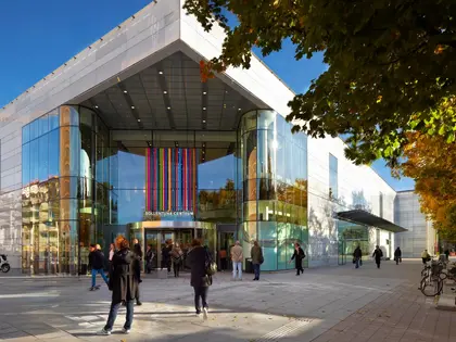 Bildet viser fasaden av kjøpesenteret Sollentuna Centrum rett utenfor Stockholm.