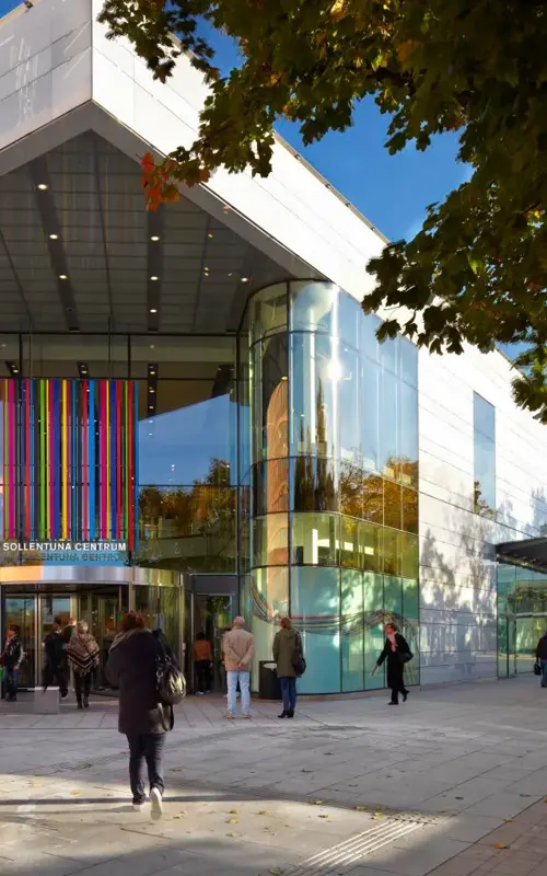 Bildet viser fasaden av kjøpesenteret Sollentuna Centrum rett utenfor Stockholm.