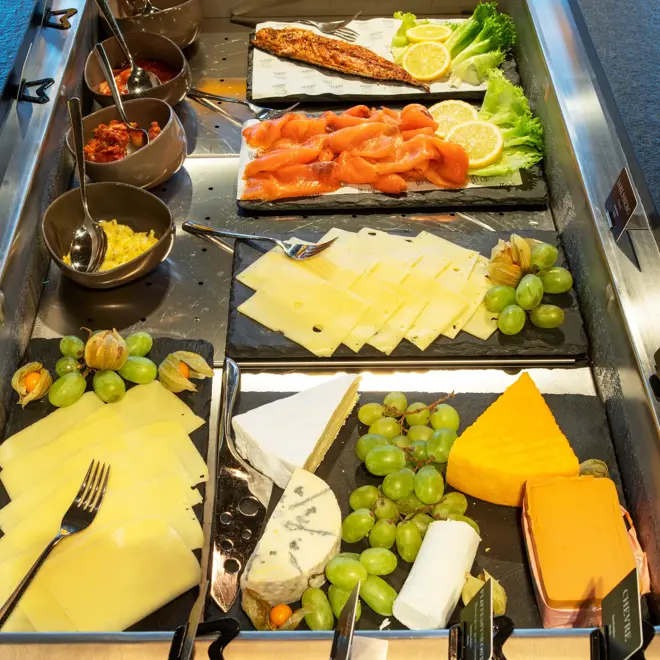 Frokostbuffet, kaldmat, diverse pålegg. 