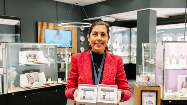 Dame som holder klokker 