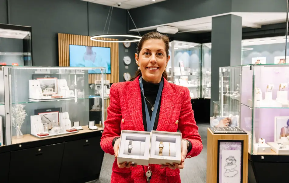 Dame som holder klokker 