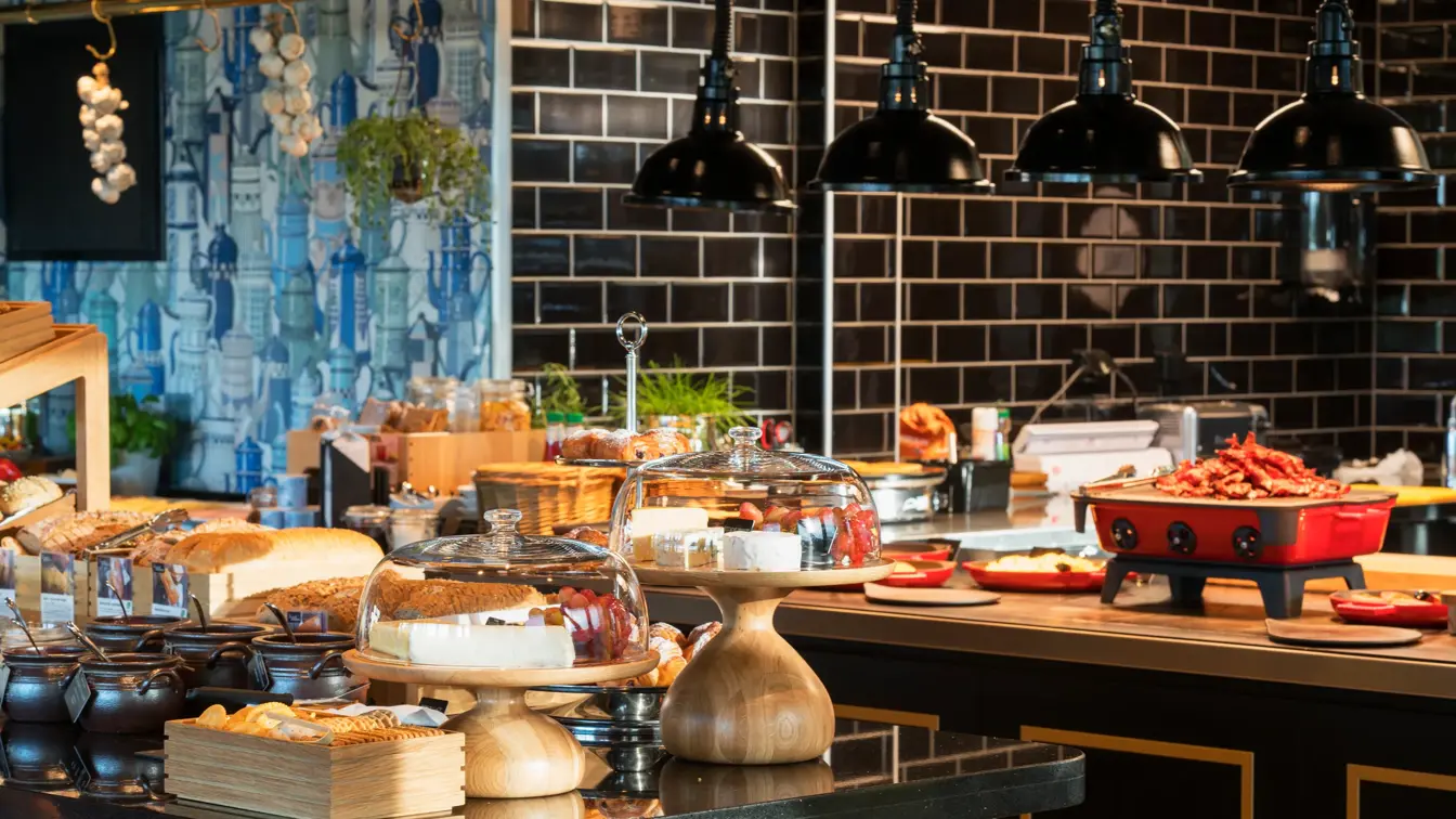 Frokostsal med frokostbuffet på Thon Hotel Arendal i Arendal sentrum