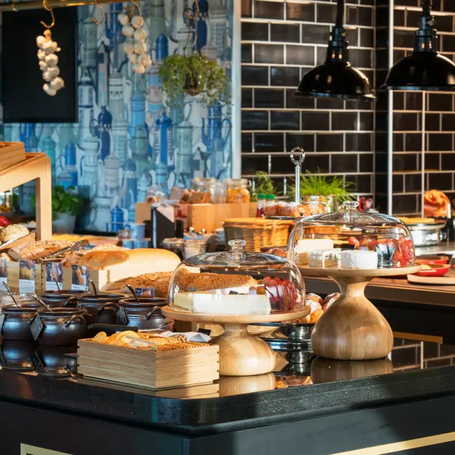Frokostsal med frokostbuffet på Thon Hotel Arendal i Arendal sentrum