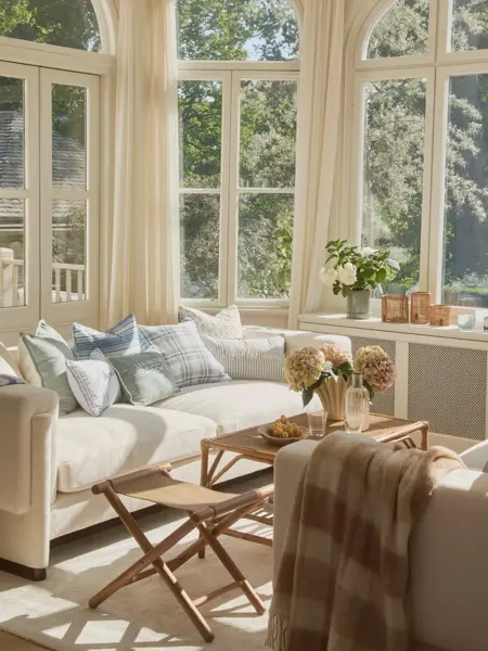 Lexington sofa interiør i stue i sommerstil