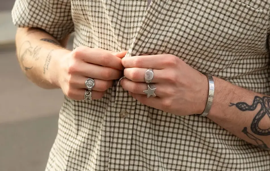 Mann som knepper opp en skjorte