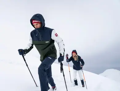 To unge mennesker som går på langrenn