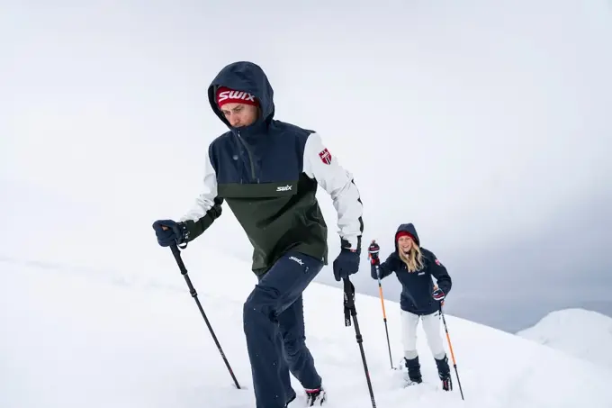 To unge mennesker som går på langrenn