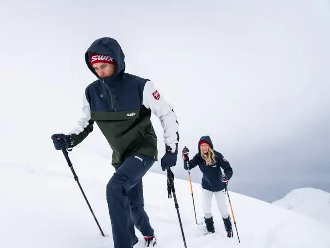 To unge mennesker som går på langrenn