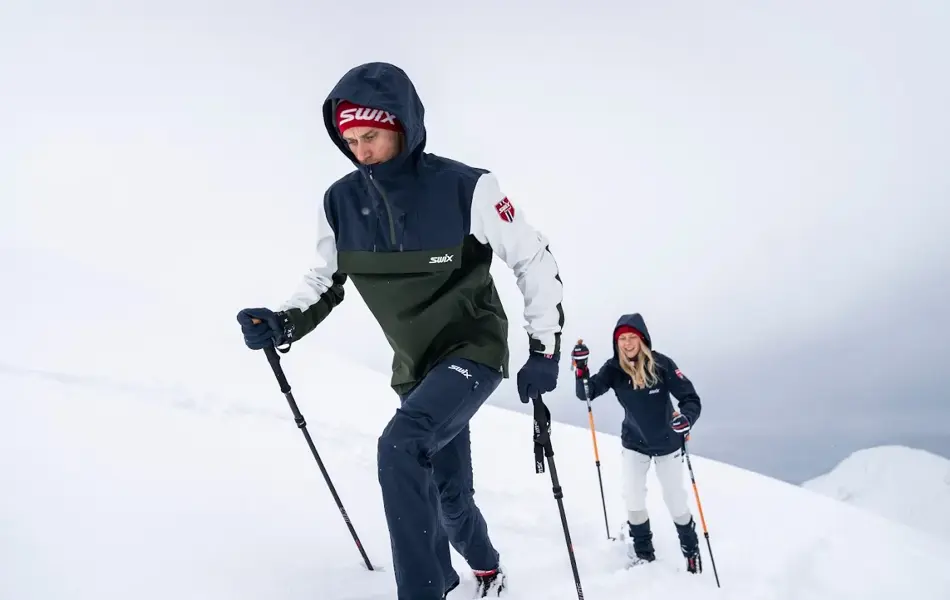 To unge mennesker som går på langrenn