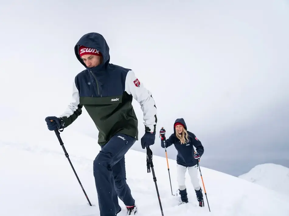 To unge mennesker som går på langrenn