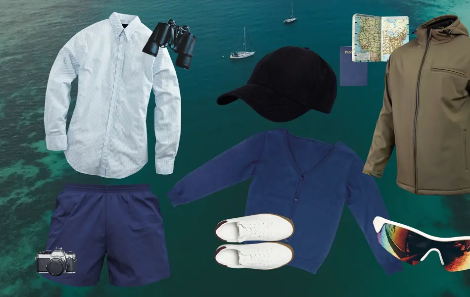 Collage med hav, hvit skjorte, blå shorts, båt, caps, raske briller, vindjakke, kart, pass, kamera, sneakers.