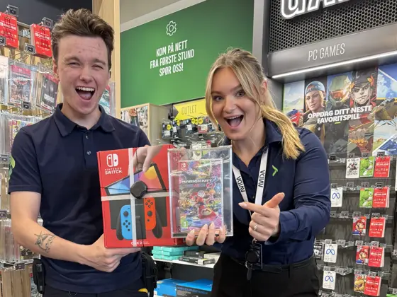 ansatte på elkjøp holder nintendo switch og mario kart