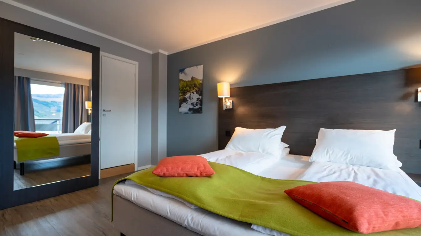 Dobbeltseng, Stort speil på veggen 