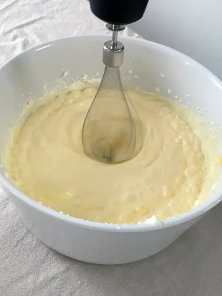 kakedeig som blir vispet i en hvit bolle