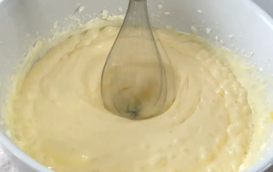 kakedeig som blir vispet i en hvit bolle