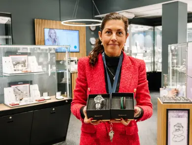 Dame som holder klokker og armbånd