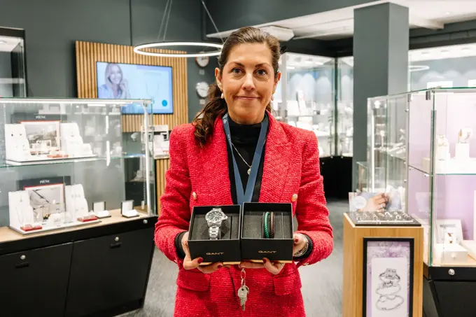 Dame som holder klokker og armbånd