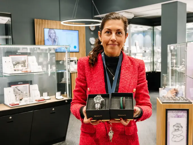 Dame som holder klokker og armbånd