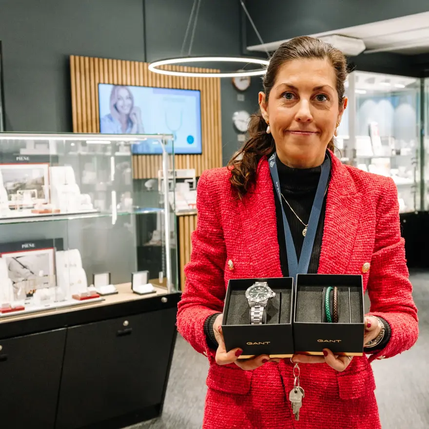 Dame som holder klokker og armbånd