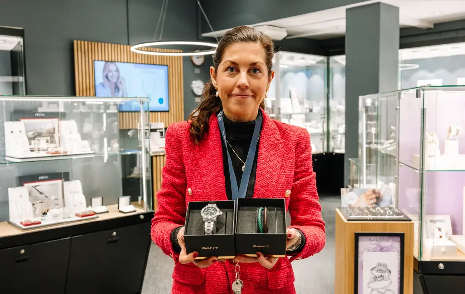 Dame som holder klokker og armbånd