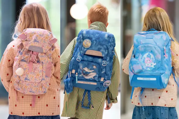 Jente med rosa sekk, gutt med blå sekk, jente med lyseblå sekk