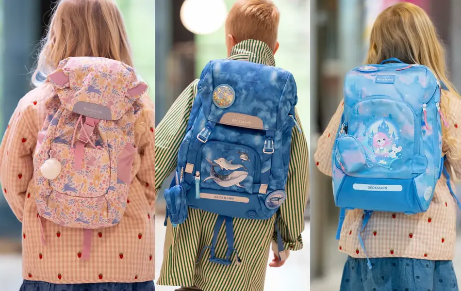 Jente med rosa sekk, gutt med blå sekk, jente med lyseblå sekk