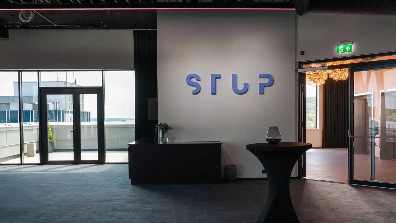 Lobby med mørkegrått teppegulv utenfor konferanserom Stup på Thon Hotel Norge i Kristiansand. 