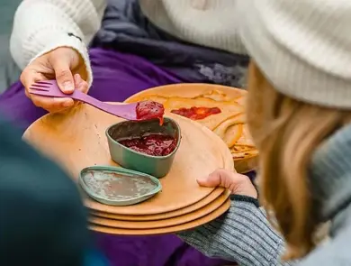 Syltetøyskål på et fat som noen tilbyr