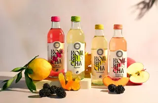 Fire flakser med kumbucha i forskjellige smaker fra Helios.