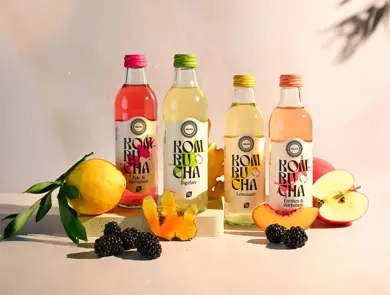 Fire flakser med kumbucha i forskjellige smaker fra Helios.