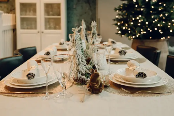 pent pyntet julebord med diverse bordpynt og servise