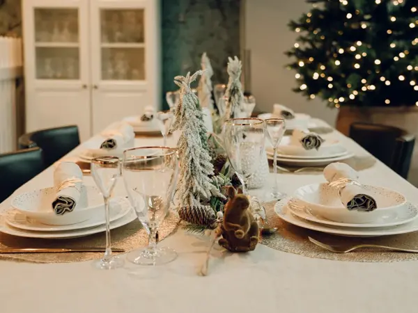 pent pyntet julebord med diverse bordpynt og servise